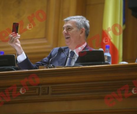 În Parlament, ca la teatru. Zgonea, către Dobre: Având în vedere că am salariul mai mare, îmi cumpăr un telefon și vi-l dau ca să înțelegeți androidul