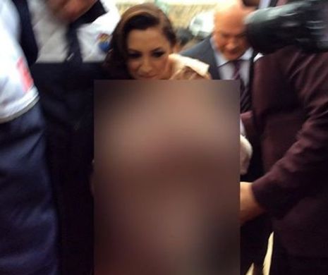 INCREDIBIL cum a putut să se îmbrace Andra la BOTEZUL fiicei ei! Afară plouă şi ea a apărut AŞA!