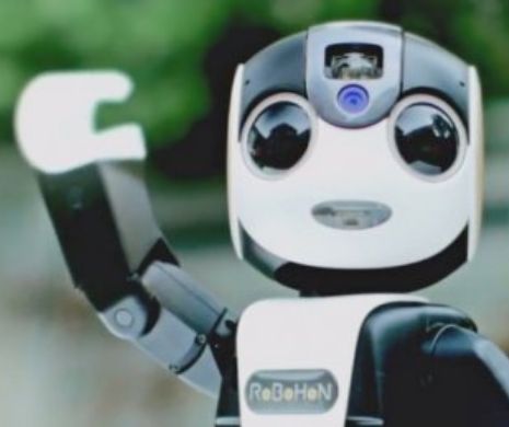 Japonezii RUP tiparele imaginiaţiei cu o altă INVENŢIE GENIALĂ: Robotul Smartphone care merge, dansează şi vorbeşte cu utilizatorul | Galerie Foto şi VIDEO