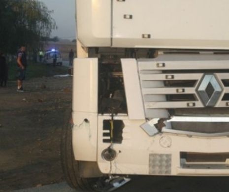 Moarte CRUNTĂ. Un bătrân a fost călcat de două ori de un TIR
