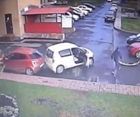 NU e femeie! Un șofer face prăpăd încercând să IASĂ dintr-o parcare. VIDEO