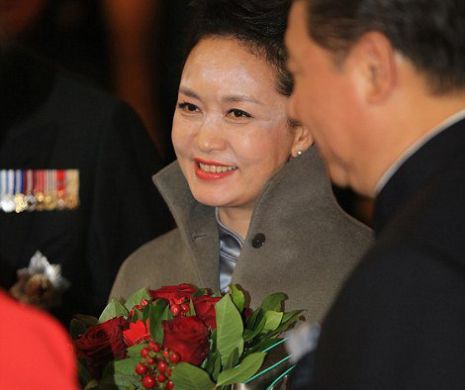 Prima doamnă a Chinei s-a pudrat cu “făină”. Soţul nu s-a nici el mai prejos lăsat şi a adormit, cu un discurs tovăreşesc, protipendada londoneză GALERIE FOTO