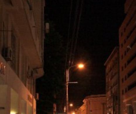 PROTEST DISPERAT. Un bărbat ameninţă că se aruncă de pe o clădire din piaţa Victoriei