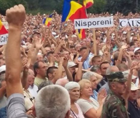 PROTEST LA CHIȘINĂU. Parlamentul și casa unui oligarh, LUATE CU ASALT
