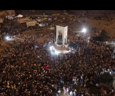 PROTESTE la  Istanbul. Peste 10.000 de oameni au ieșit în stradă împotriva lui Erdogan după atentatul de la Ankara