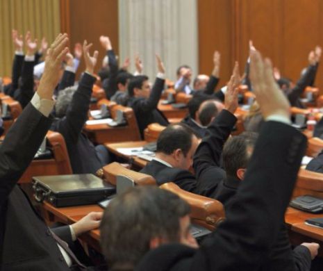 Se caută 100.000 de semnături pentru schimbarea statului parlamentarilor. Deputații și senatorii vor fi sancționați, iar cheltuielile controlate de societate