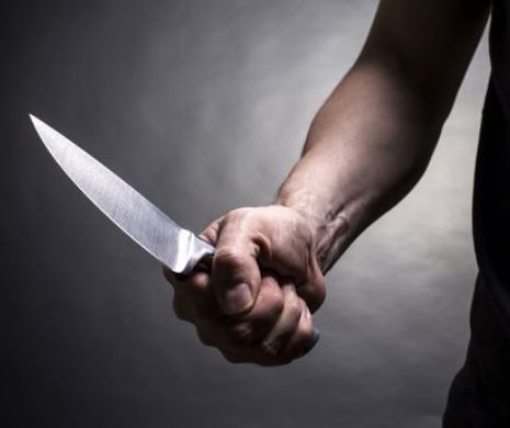 Se întâmplă în România: O elevă a fost  TĂIATĂ de fostul iubit  într-un liceu din Târgu Jiu