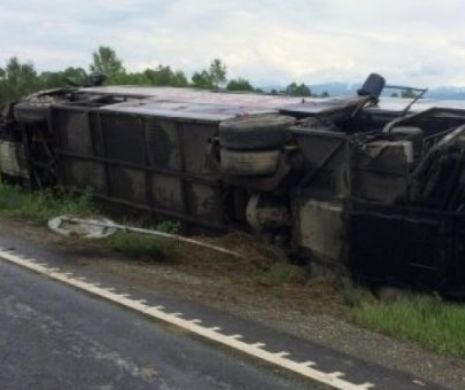 TRAGEDIE ÎN HUNEDOARA. Un mort, nouă răniţi într-un grav accident rutier