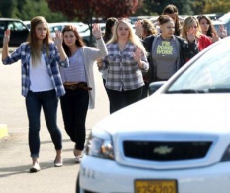 Ucigaşul din Oregon avea patru arme asupra sa şi le-a cerut victimelor să spună ce religie au. Obama: "Suntem singura ţară occidentală în care se repetă acest tip de tragedie"