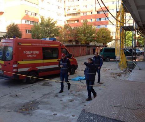 Un bebeluș de două luni a fost aruncat de mama lui pe geam de la etajul doi. În apartament se mai aflau încă doi copii mici
