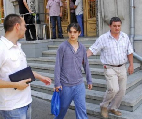 Unde se ascunde elevul ucigaş! Şi-a ucis mama cu ciocanul iar acum...