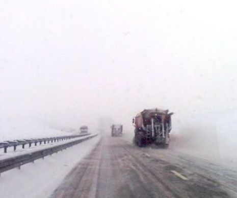 Autorităţile, NEPREGĂTITE din nou pentru PRIMA NINSOARE. TRAFICUL se desfăşoară ÎNGREUNAT | FOTO