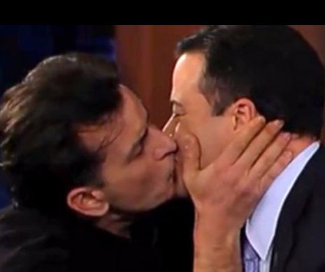 Charlie Sheen A FĂCUT AMOR CU UN BĂRBAT. Scenele fierbinţi AU FOST FILMATE şi AU AJUNS ÎN PRESĂ