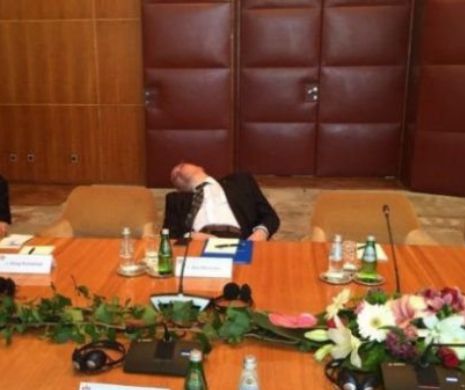 CUM să DORMI în halul ĂSTA la serviciu? Mihalache ar fi INVIDIOS. Încă 10 sugestii pentru poziţii de "SOMNIC" în timpul slujbei | GALERIE FOTO
