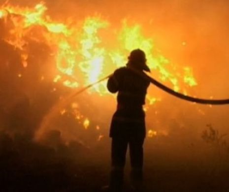 Focul a lovit din nou. INCENDIU PUTERNIC la o SALĂ DE EVENIMENTE. Zeci de pompieri şi 6 ORE DE INTERVENŢIE