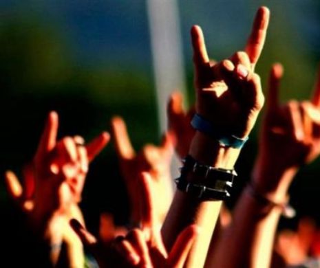 Gânduri tulburătoare ale unei mame: Fata mea ascultă rock. Dacă pentru voi, imbecililor, asta înseamnă că este satanistă, recunosc – sunt o mamă de satanistă!
