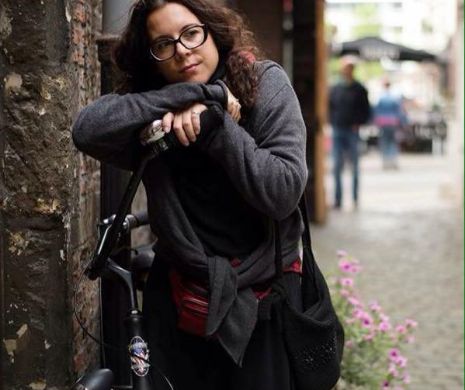 GEST de excepţie pentru Teodora, jurnalista care se zbate între viaţă şi moarte. Trebuia să fie acolo, lângă munca ei. Acum, apropiaţii STRÂNG bani ca să o ţină în viaţă