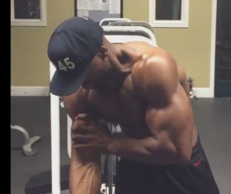 "Haideti sa va arat bicepsul meu celebru" INCREDIBIL! Ce se intampla dupa ce se strange de mana! VIDEO