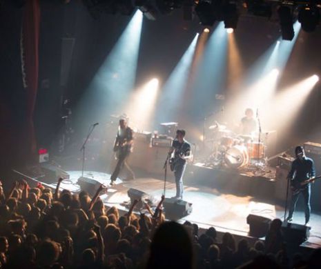 IMAGINI de GROAZĂ din sala de concerte Bataclan.  Membrii Eagles of Death Metal sunt în doliu