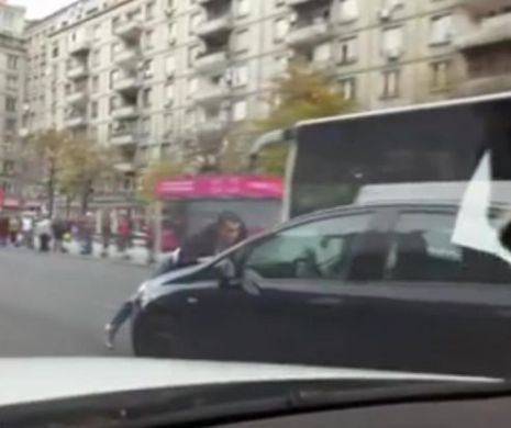 IMAGINI INCREDIBILE LA PIAŢA ROMANĂ. Un bărbat a fost cărat pe capotă. POVESTEA E SCIENCE FICTION