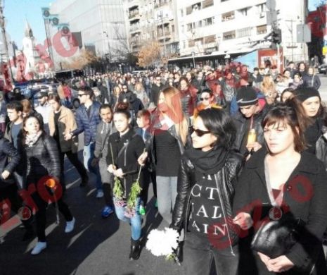 Mobilizare pe Facebook. Peste 1000 de persoane s-au strâns la MARŞUL TĂCERII, după tragedia din clubul Colectiv