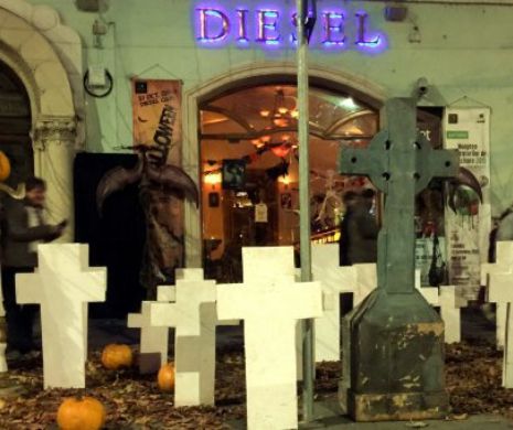 Patronul unui club din centrul Clujului a umplut trotuarul de CRUCI pentru a a trage un semnal de alarmă asupra CORUPȚIEI din acest domeniu