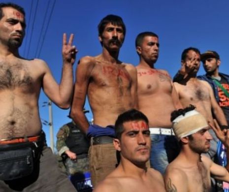 PROTESTE disperate al MIGRANŢILOR la graniţa MACEDONIEI. Şi-au cusut gurile cu sfoară în semn de protest