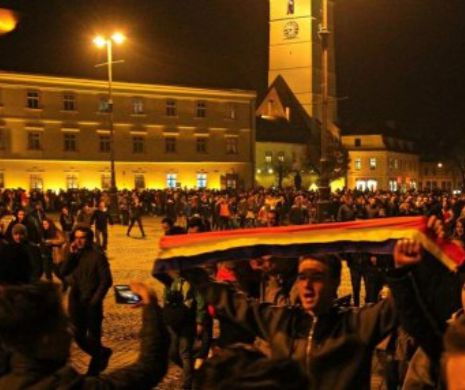 #RevoluţiaColectiv. Sibienii îl taxează pe Iohannis: Preşedinte MUT, asta NU am vrut! | VIDEO