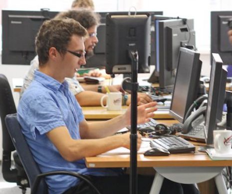 SF. Programatori la început de drum instruiți cu ajutorul ROBOTULUI, într-un oraș din vest