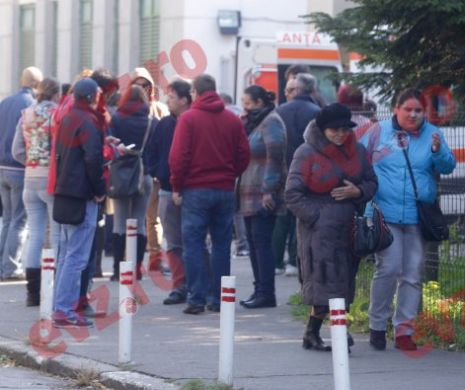 Tinerii protestează în faţa clubului Colectiv: “Mă doare că nu s-a făcut nimic până acum. Totul e tardiv”