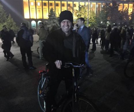 Un preot a venit la PROTESTUL din central Capitalei pe biciciletă, după ce şi-a petrecut ziua alături de o victimă a incendiului din Colectiv care se află în spital | FOTO