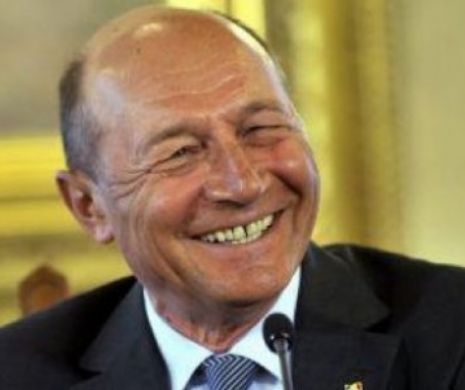 Imagini superbe cu nepoata lui Traian Băsescu! Sofia Anais face ce vrea din bunicii ei pe care i-a dus direct la magazinul cu jucării!