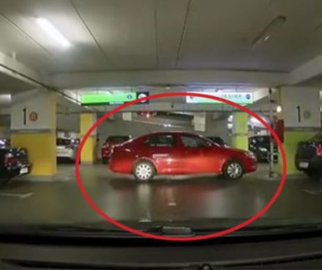 Nesmințire de ȘMECHER venit cu mașina la hypermaret. A parcat în cel mai SCANDALOS mod posibil blocând efectiv accesul celorlalte mașini VIDEO