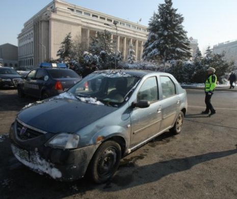 Accident în Capitală. Un şofer a intrat INTENŢIONAT cu MAŞINA PROPRIE îN GARDUL GUVERNULUI