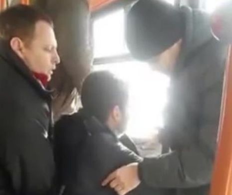 AGRESIUNE COMISĂ de controlorii RATB pe linia 105. În complicitate cu şoferul AU BRUTALIZAT UN CĂLĂTOR pentru că nu avea card – Video ŞOCANT