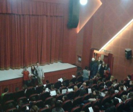 Atenție adolescenţi! Scrieți piese de teatru!