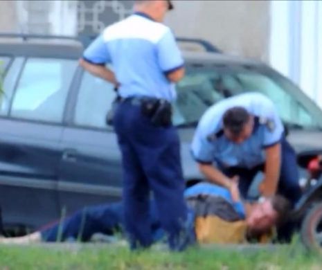 BĂTAIE în plină stradă. Doi POLIȚIȘTI au fost filmaţi în timp ce LOVEAU un om al străzii | VIDEO