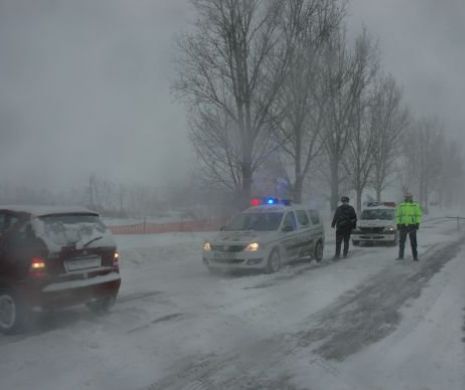 COŞMAR pentru ŞOFERI. Mai multe drumuri naţionale au fost ÎNCHISE din cauza zăpezii. Vezi lista completă
