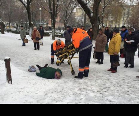 CRUZIME. O bătrânică a fost LĂSATĂ să îngheţe LEŞINATĂ în ZĂPADĂ în faţa spitalului. A MURIT cu zile pentru că medicii "nu pot să iasă cu tărgile AFARĂ"