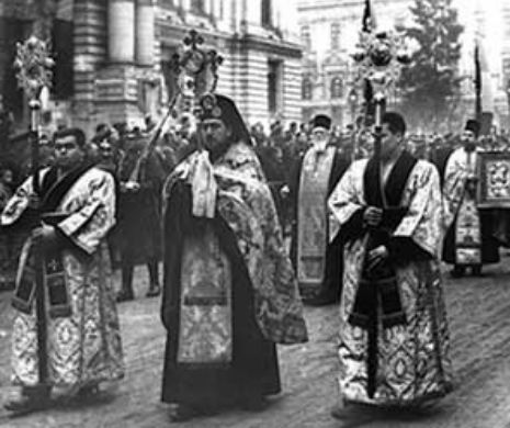 Din seria SECRETELE BISERICII ORTODOXE: de 150 de ani un OBICEI NEŞTIUT îi HIPNOTIZEAZĂ pe români. Sfinţenie, mister?...