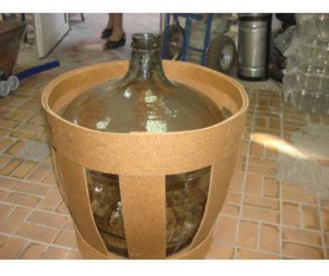 Doi hoți beți au revenit de trei ori într-o casă pentru a fura vin, pentru că spărgeau damigenele pe drum