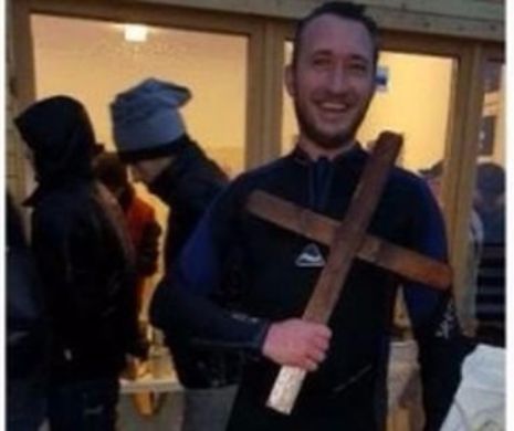După ce a recuperat CRUCEA din apele înghețate de Bobotează, s-a hotărât să o VÂNDĂ pe internet. Cât vrea tânărul pe obiectul care poartă noroc tot anul | FOTO