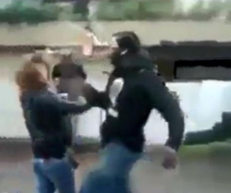 După VIOLURILE și TÂLHĂRIILE din Germania, un nou caz ȘOCHEAZĂ lumea. O tânără din Franța este BĂTUTĂ în plină stradă de o BESTIE DEZAXATĂ. Torul a fost FILMAT | VIDEO ȘOCANT