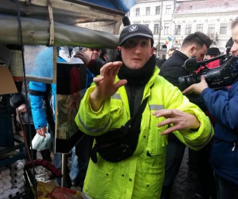 Exemplu de umanism la Cluj. Sute de persoane s-au așezat la rând pentru a-l ajuta pe Robi, băiatul de la semafor