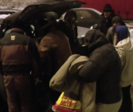 Gest FABULOS pe strazile din Bucuresti. Cine a impartit haine oamenilor strazii la -14 grade. VIDEO