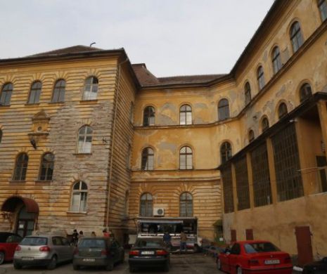 Halucinant. Elevii învață cu PĂTURI ÎN GEAM ca să nu înghețe, în CENTRUL Timișoarei I GALERIE FOTO