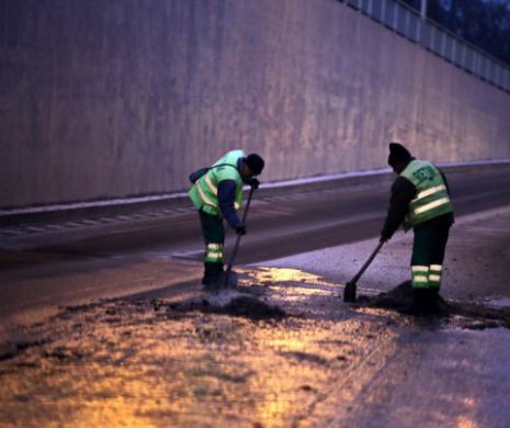 IMAGINI ȘOC. Angajații Retim obligați să spargă GHEAȚA formată de apa care izvorăște în mijlocul carosabilului în pasajul de 11 milioane de euro al lui Robu I VIDEO