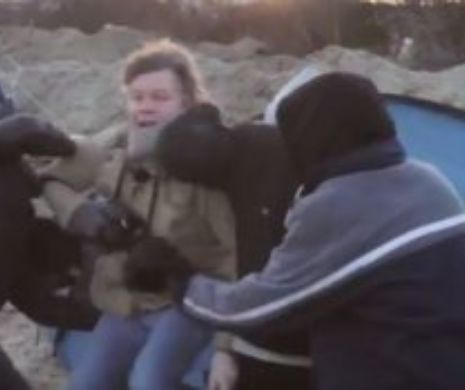 IMAGINI ŞOCANTE! Refugiaţii au BĂTUT doi jurnalişti şi i-au AMENINŢAT cu cuţitul | VIDEO
