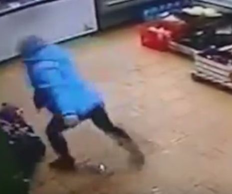 Isi lovea copilul cu picioarele in burta, cand cineva a intrat in magazin. Ce a facut aceasta mama imediat dupa