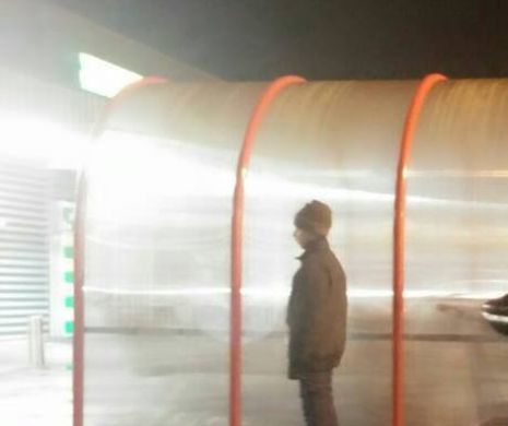 Locuieste sub un pod din Bucuresti, cu bunica si sora lui, e necajit si degera in frig. E greu sa-ti retii lacrimile cand afli cine e de fapt in imagine